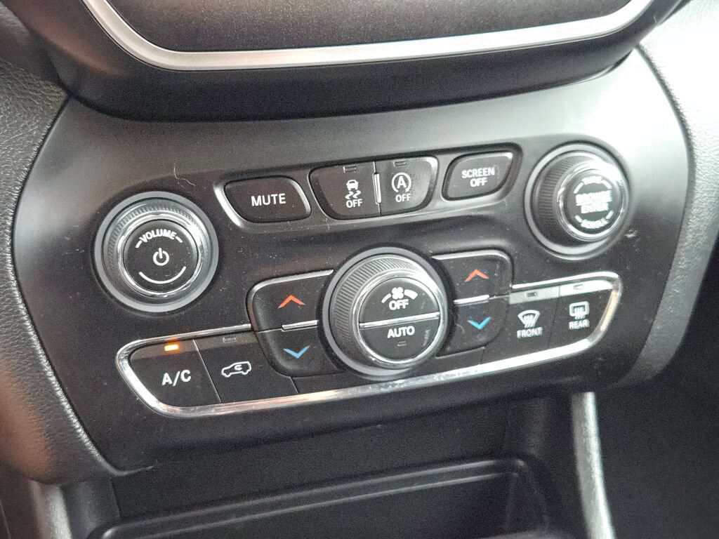 Used 2019 Jeep Cherokee Trailhawk AWD/4WD image 32