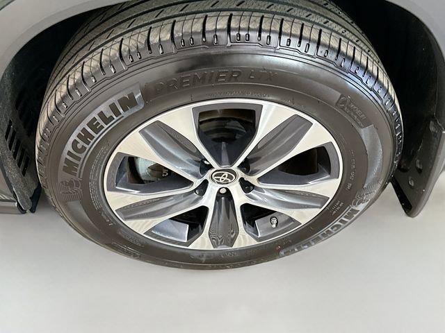 Used 2024 Toyota Highlander XLE image 33