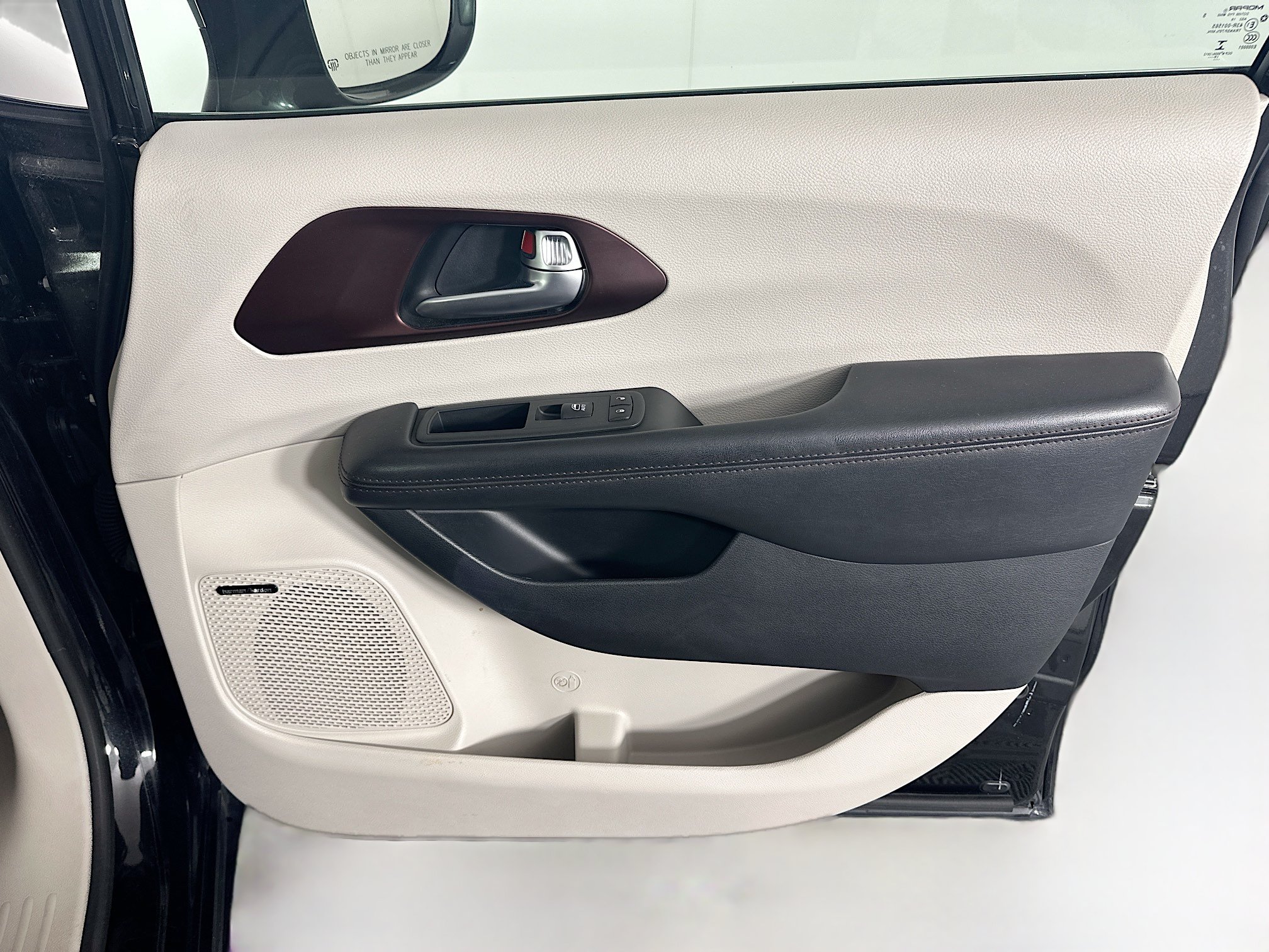 Used 2020 Chrysler Pacifica Limited w/ Advanced Safetytec Group FWD image 35