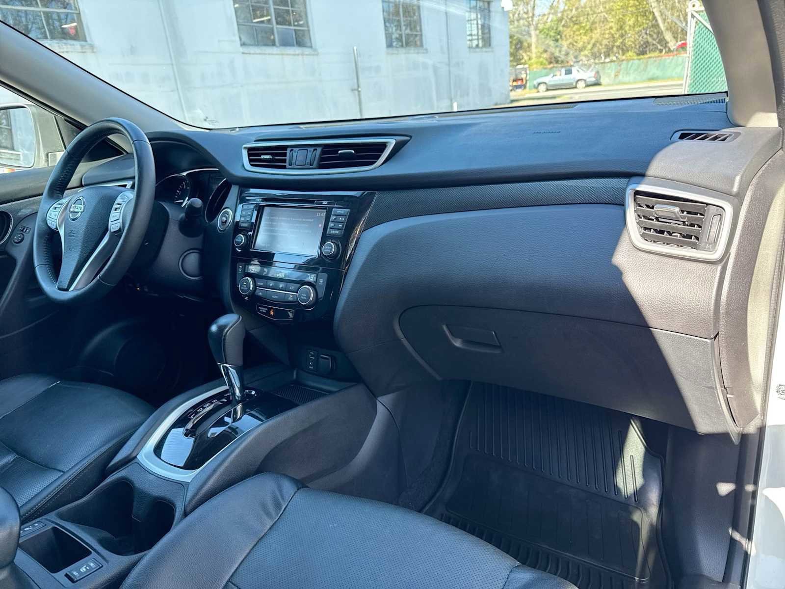 Used 2016 Nissan Rogue SL w/ SL Premium Package image 16