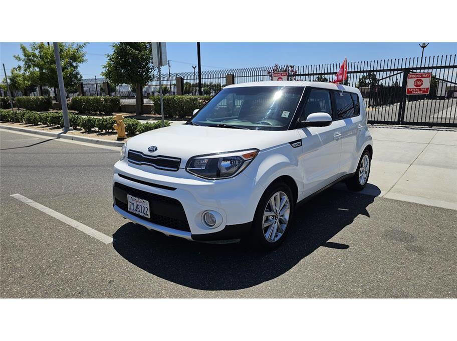 Used 2017 Kia Soul + image 3