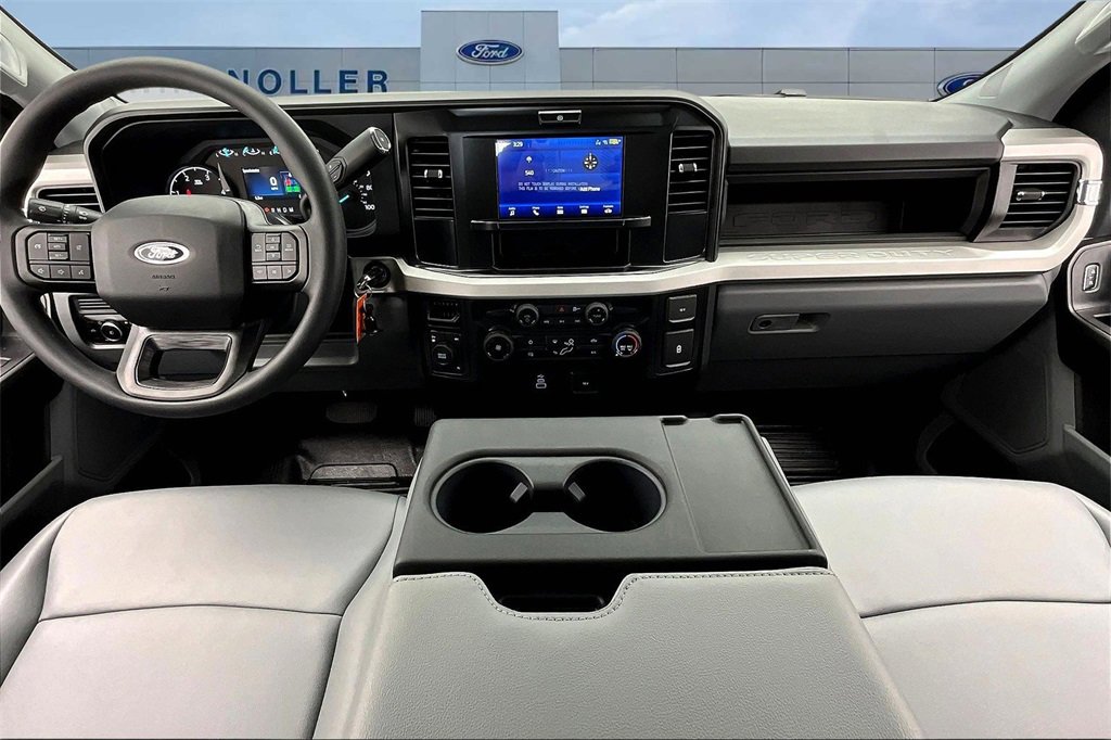 New 2026 Ford F350 4x4 Crew Cab DRW Super Duty image 5