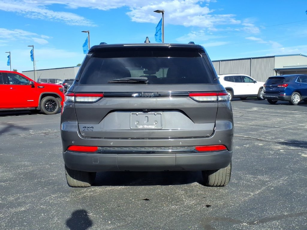 Used 2024 Jeep Grand Cherokee Altitude AWD/4WD image 11