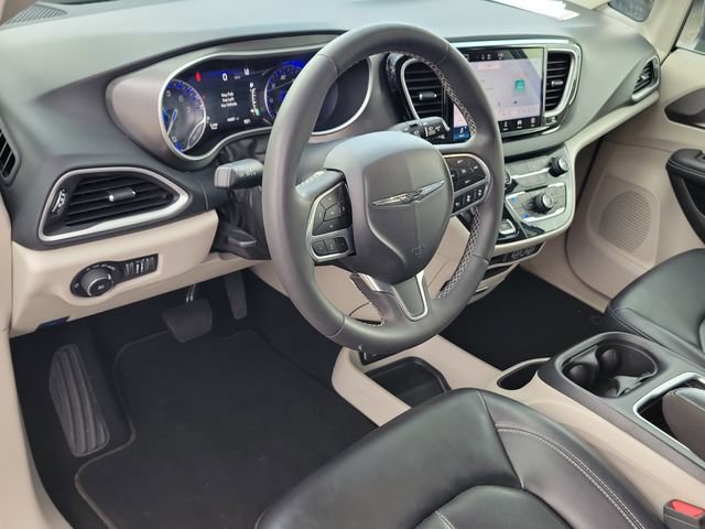 Used 2023 Chrysler Pacifica Touring-L FWD image 18