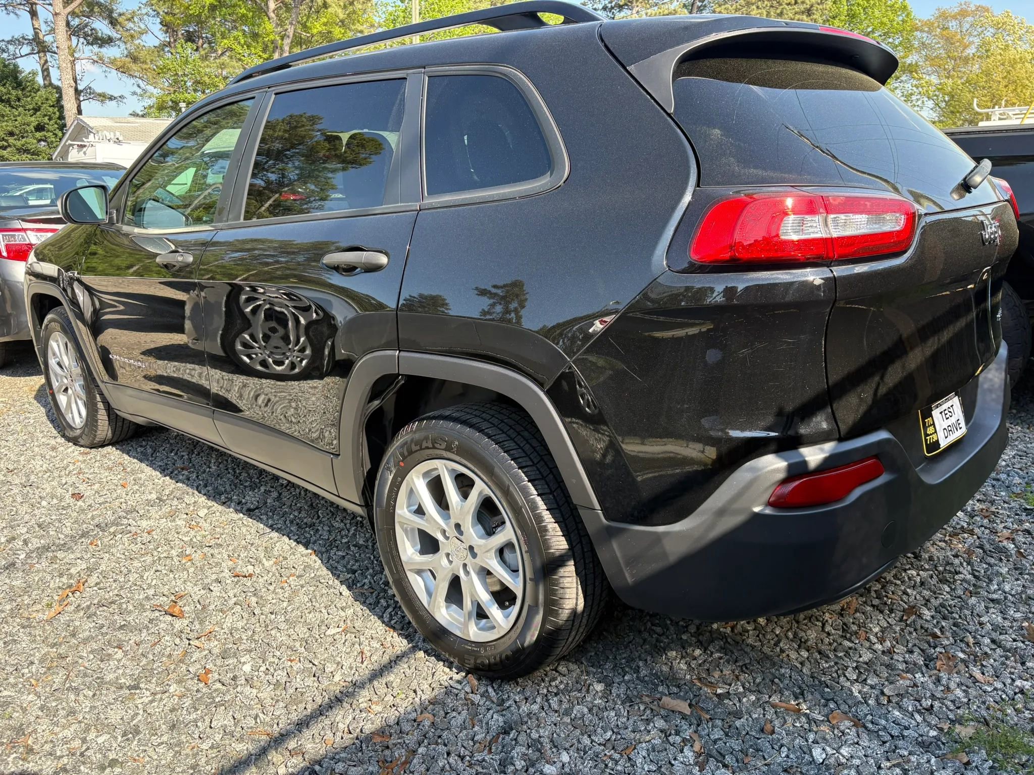 Used 2017 Jeep Cherokee Sport FWD image 4