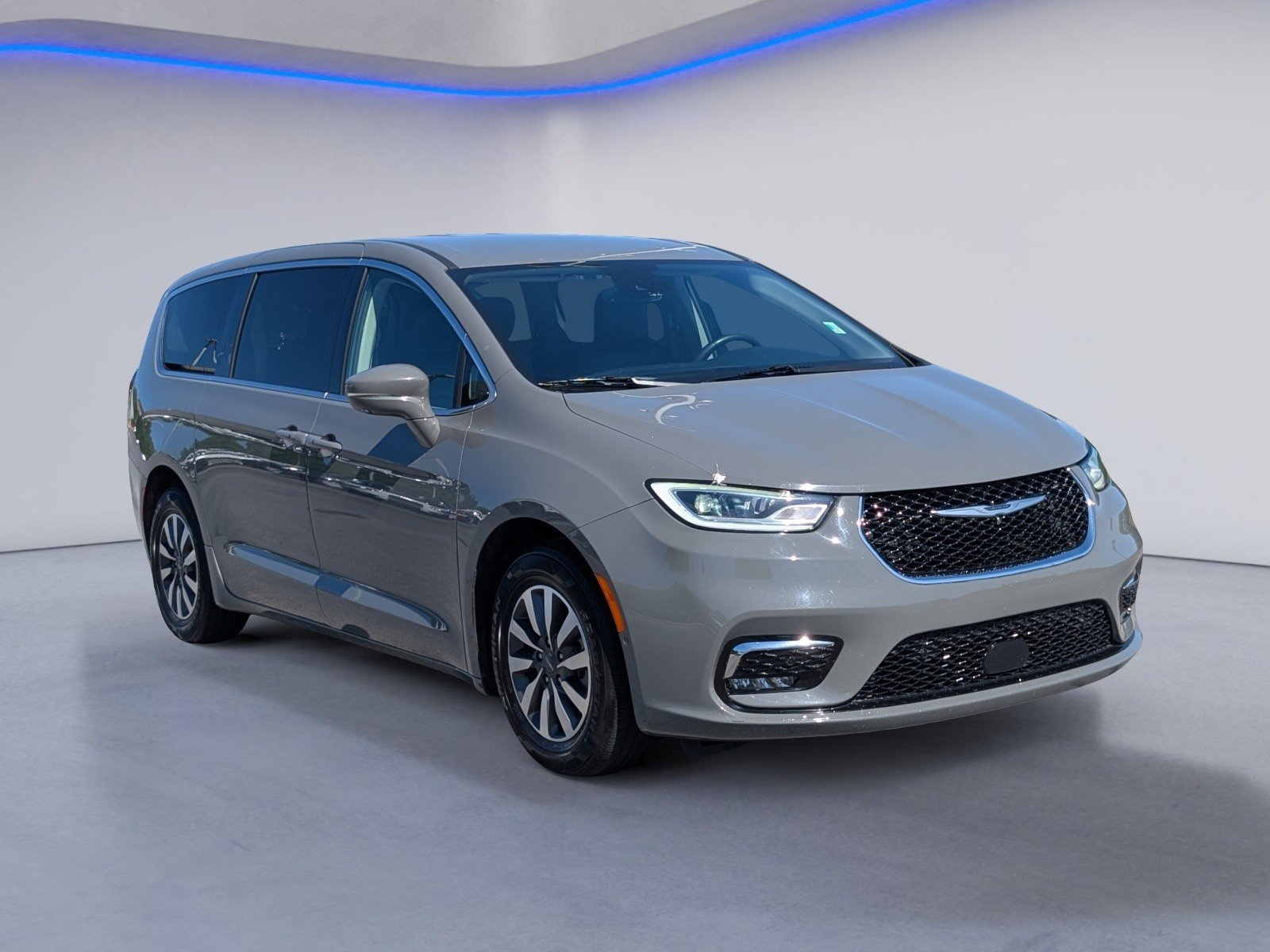 Used 2022 Chrysler Pacifica Touring-L w/ Uconnect Theater Family Group FWD image 5