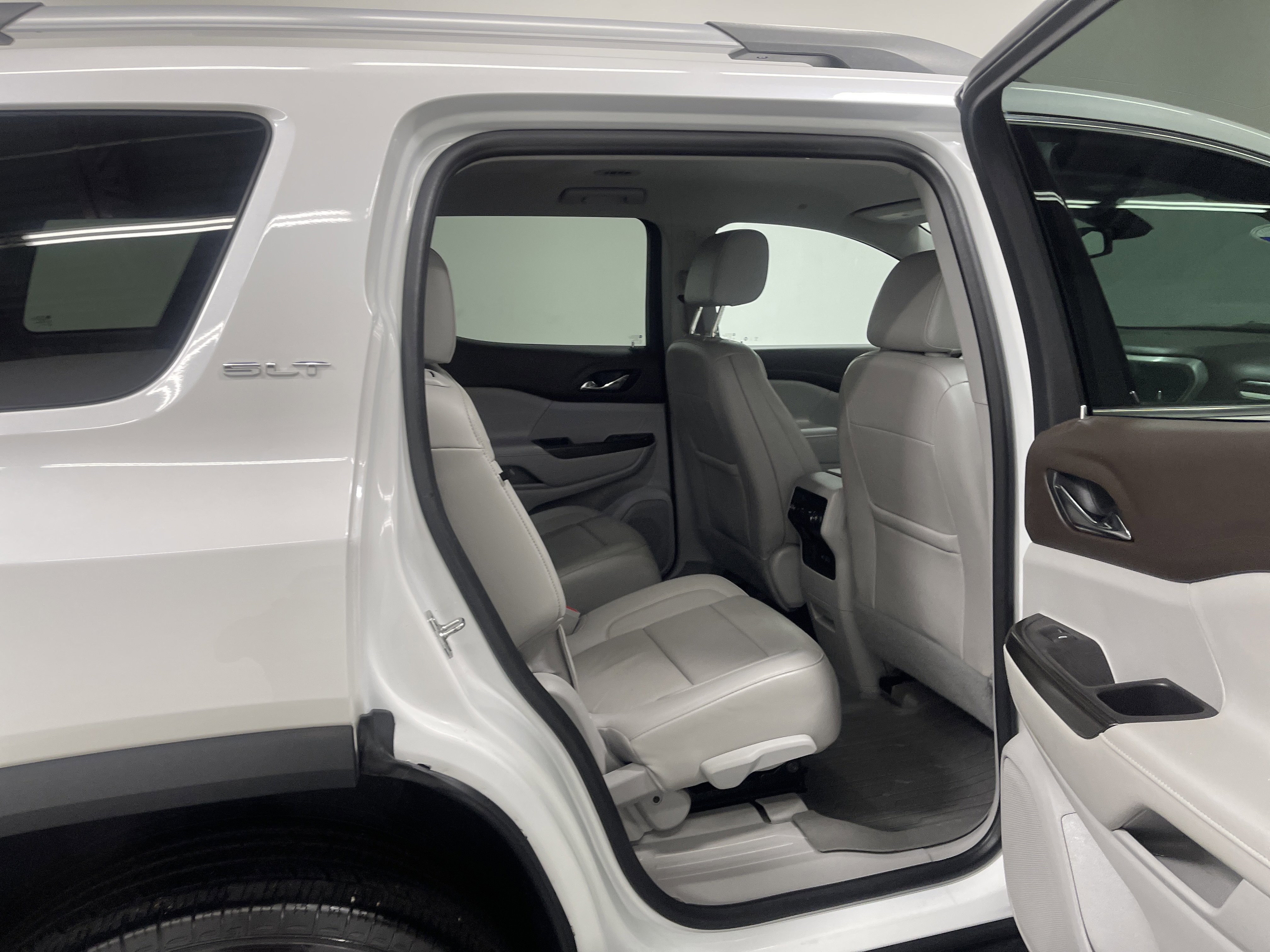 Used 2020 GMC Acadia SLT w/ LPO, Floor Liner Package image 21