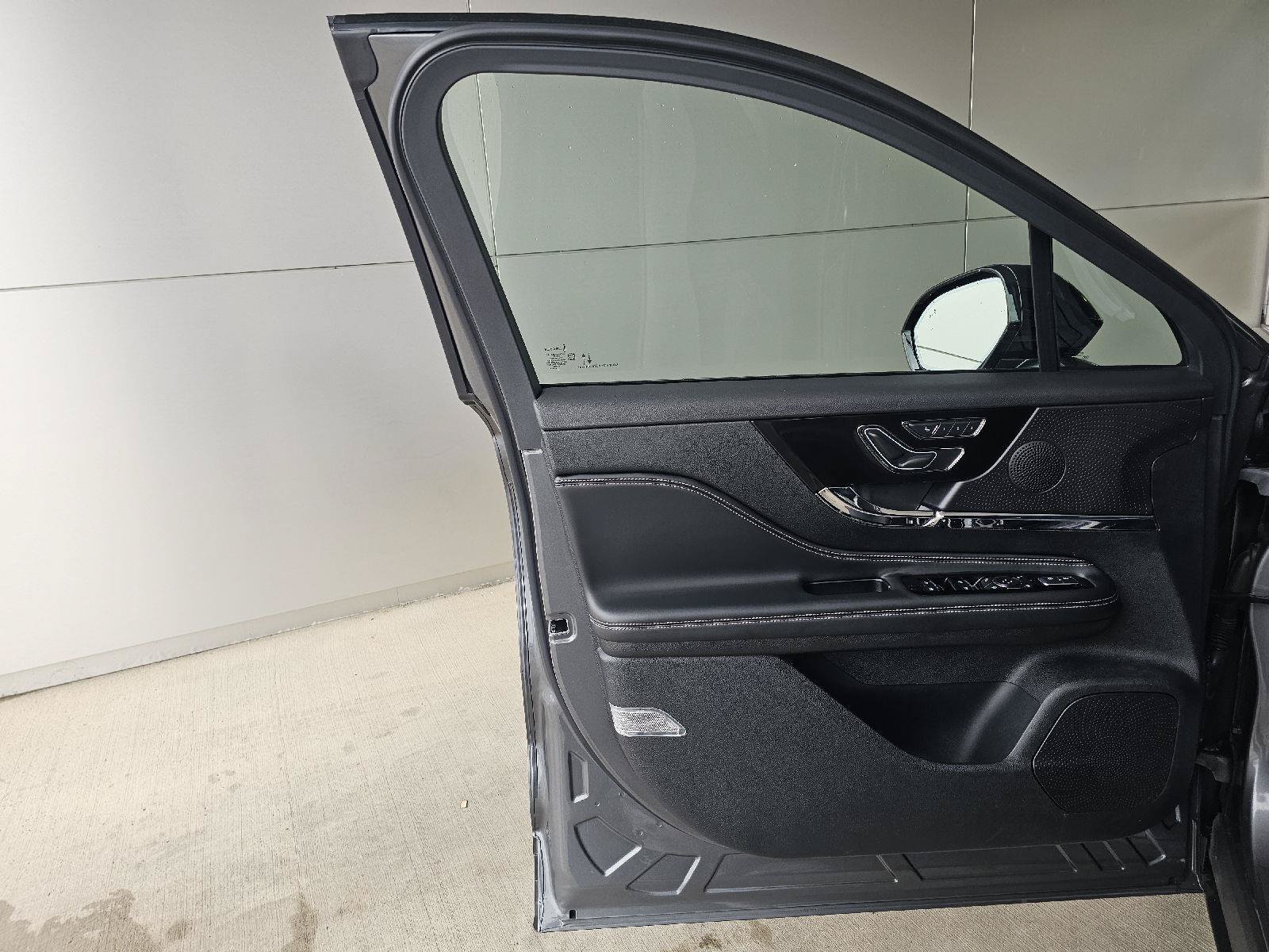 Used 2025 Lincoln Corsair AWD w/ Equipment Group 101A image 18