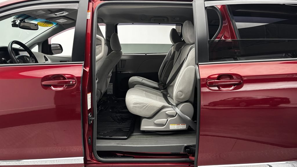 Used 2015 Toyota Sienna LE FWD image 25
