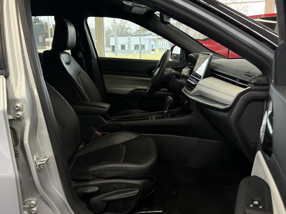 Used 2025 Jeep Compass Limited image 30