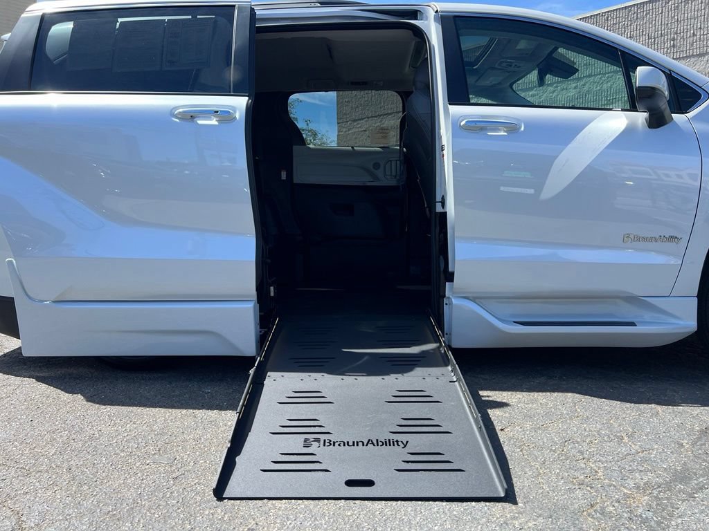 Used 2026 Toyota Sienna XLE FWD image 24