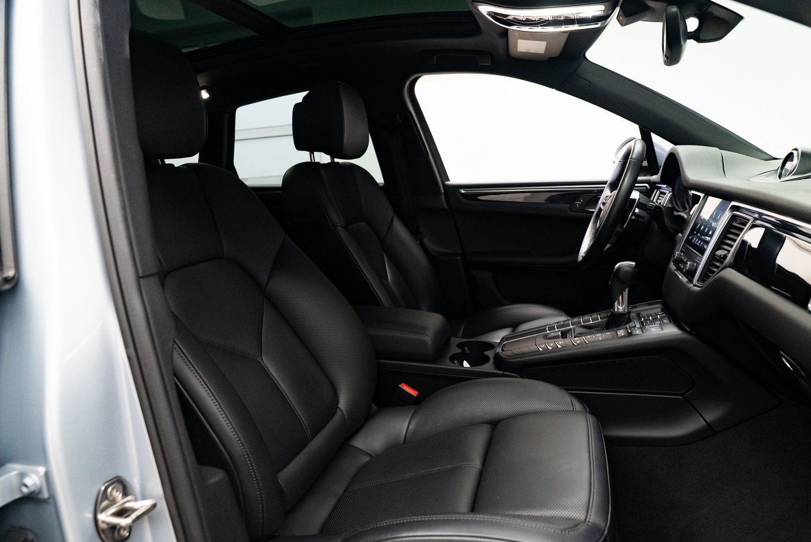 Used 2018 Porsche Macan w/ Premium Package Plus image 27