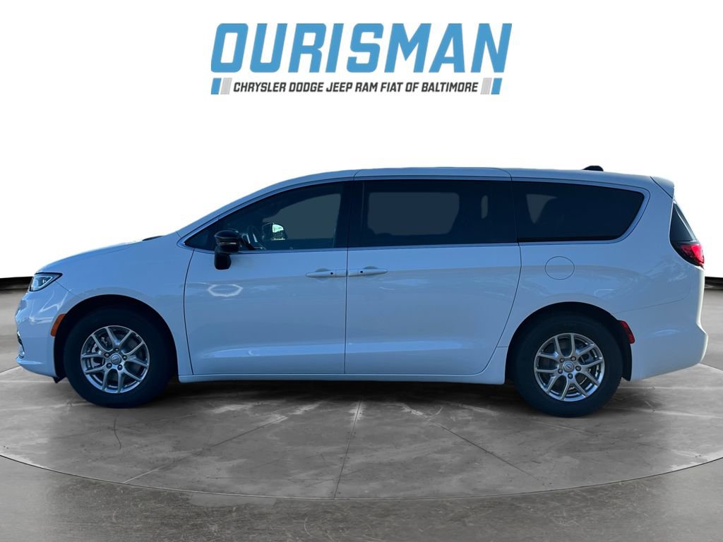 New 2026 Chrysler Pacifica Select image 3