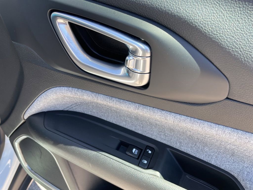 Used 2025 Jeep Compass Latitude image 30