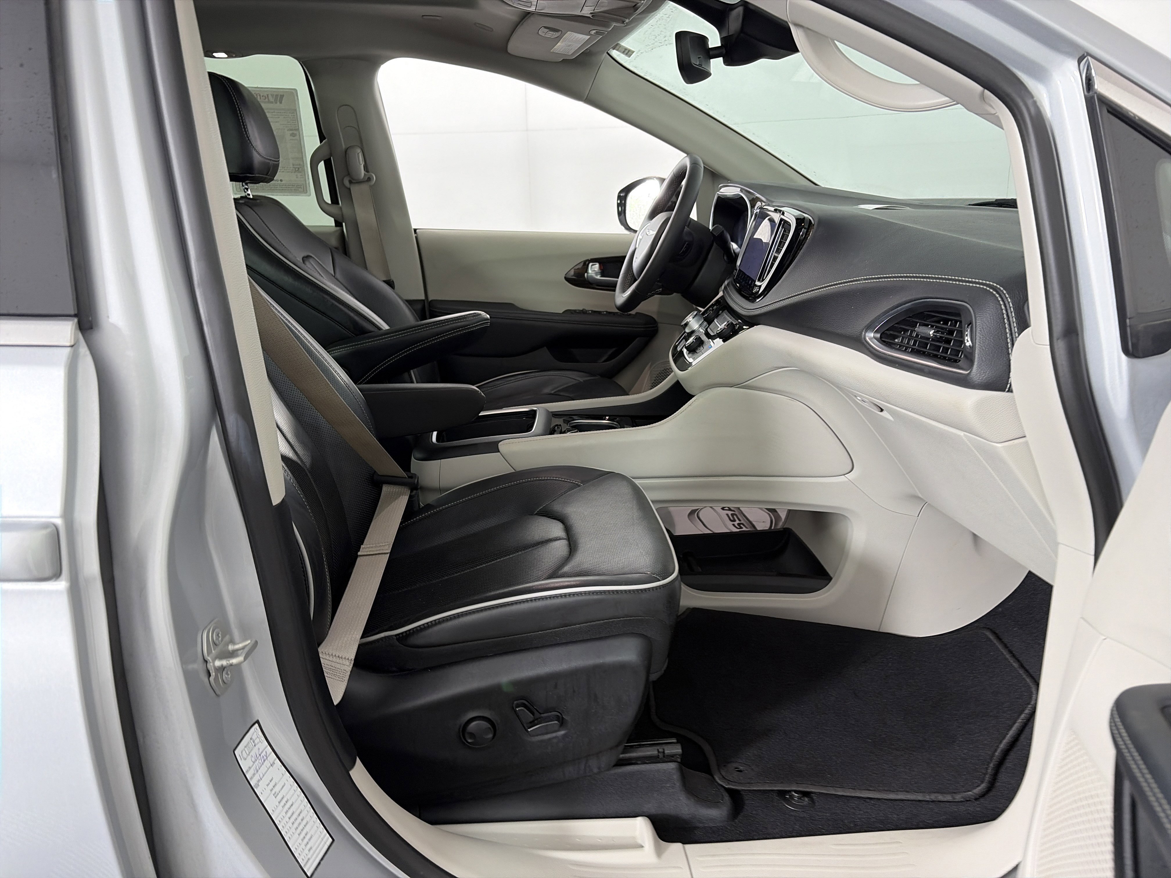 Used 2024 Chrysler Pacifica Limited image 45