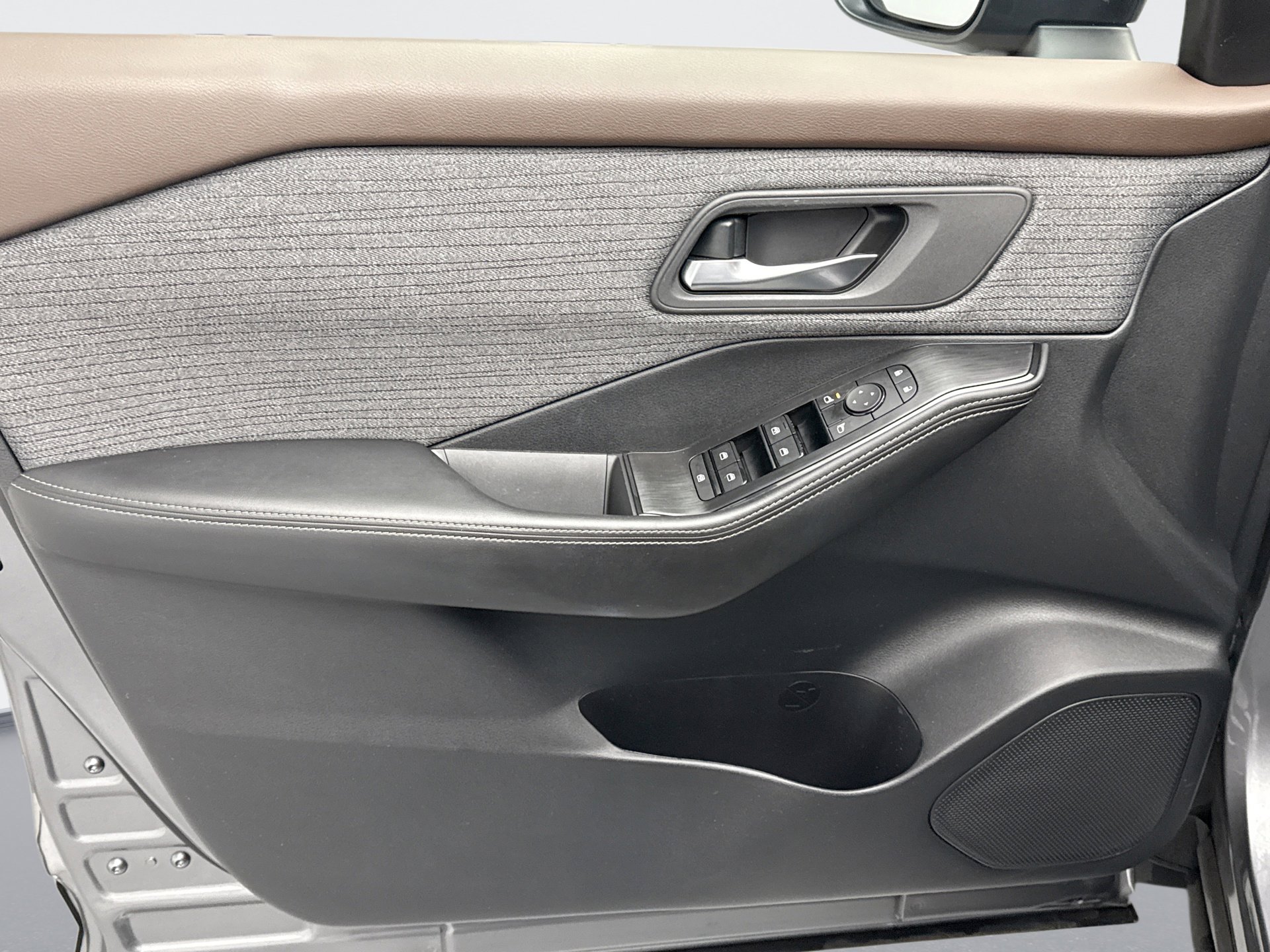 Used 2023 Nissan Rogue SV image 9