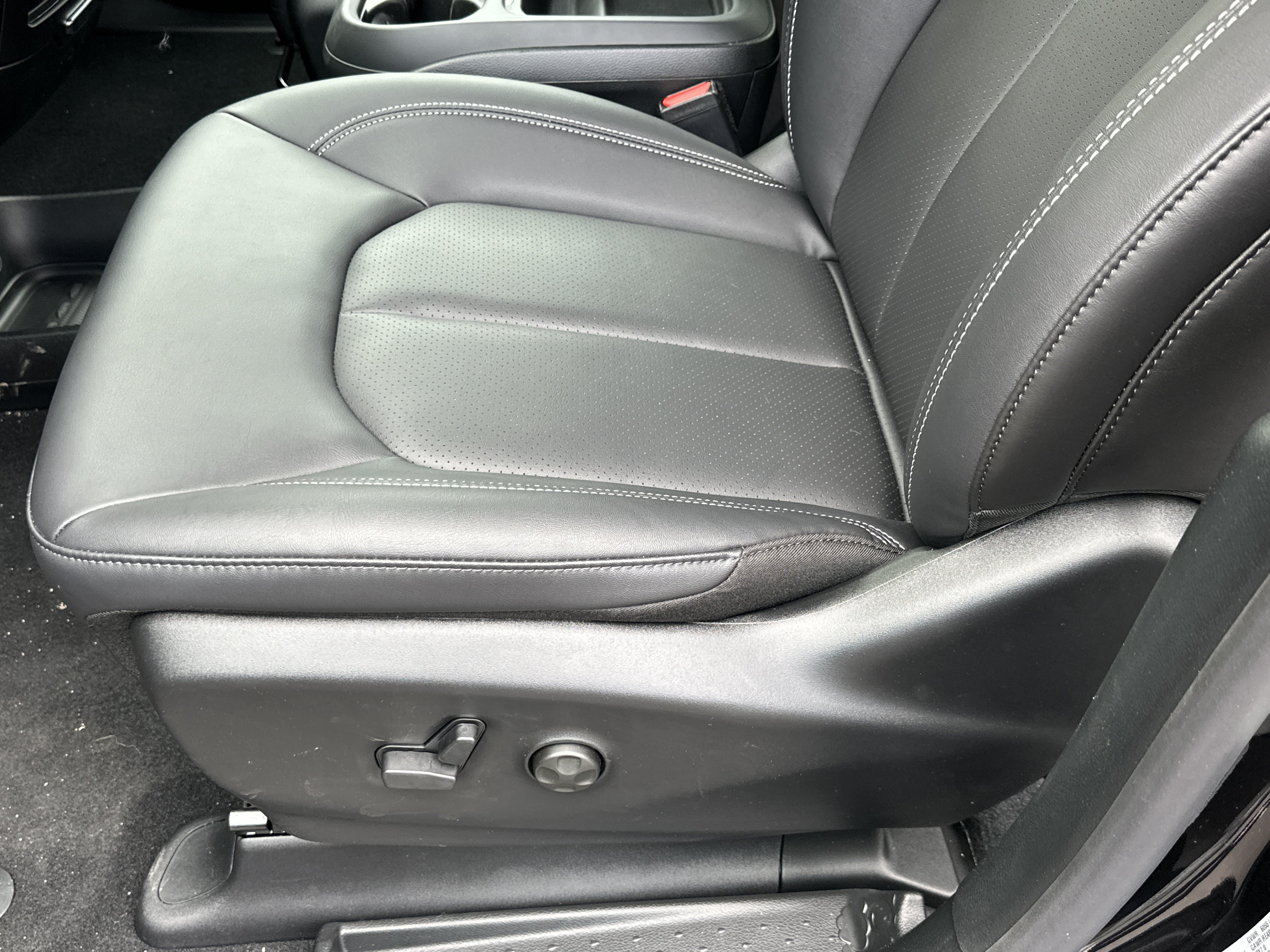 New 2027 Chrysler Pacifica Select FWD image 26