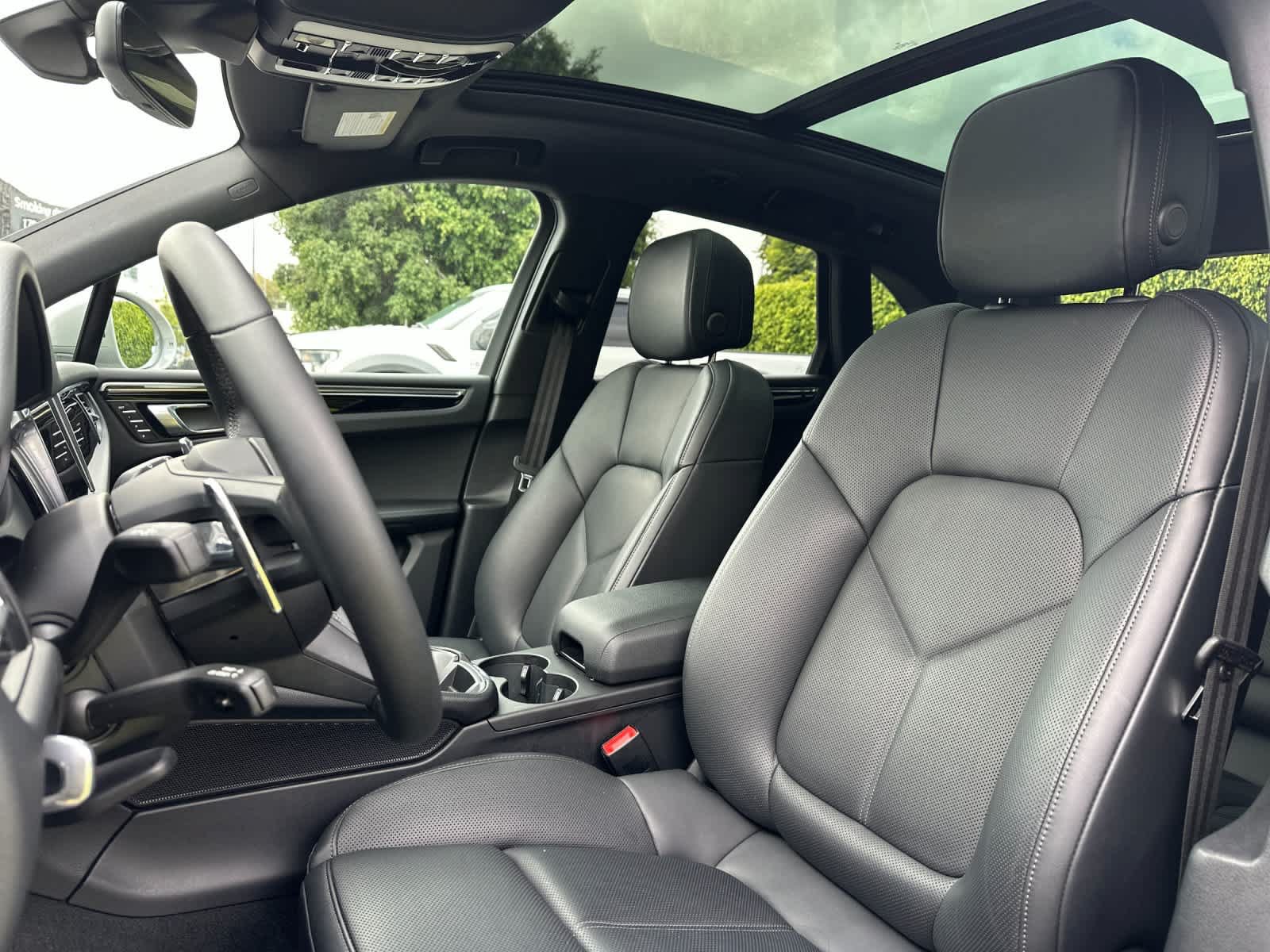 Certified 2025 Porsche Macan AWD/4WD image 5