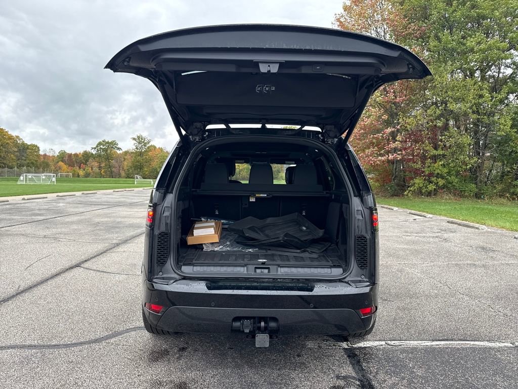 New 2024 Land Rover Discovery Dynamic SE image 14