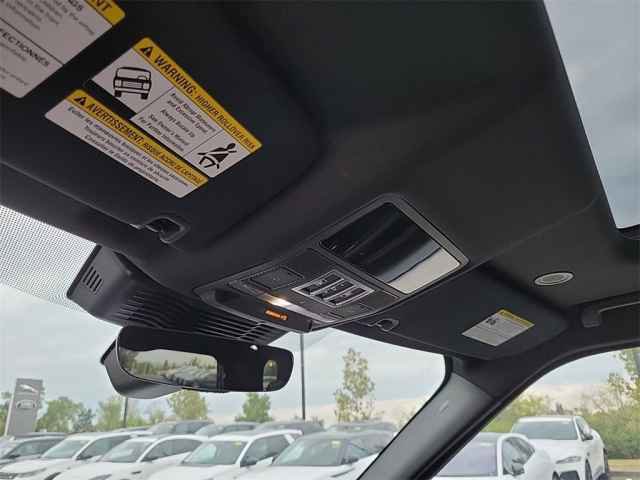 New 2024 Land Rover Discovery Metropolitan Edition image 32