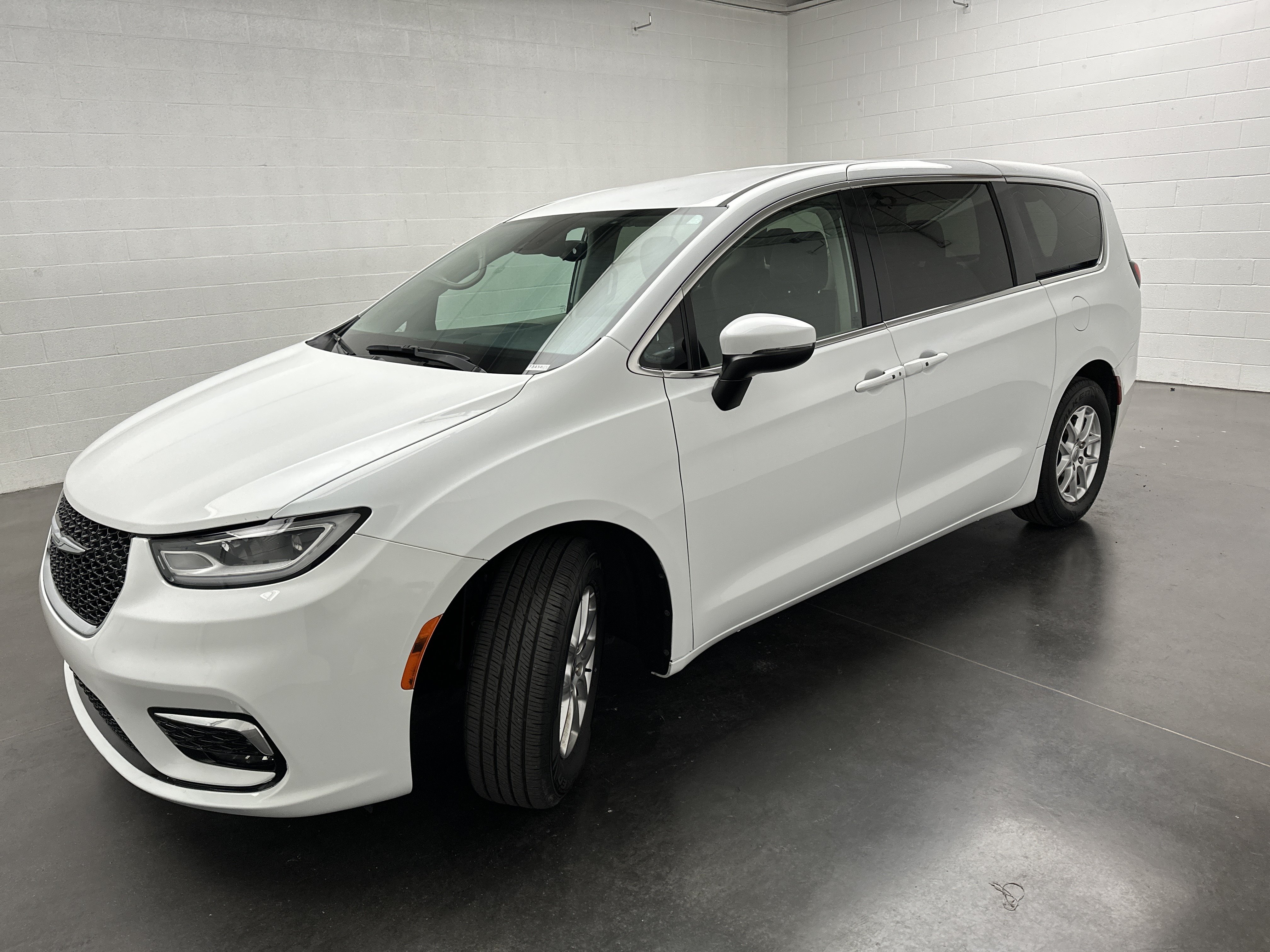 Used 2023 Chrysler Pacifica Touring-L FWD image 4