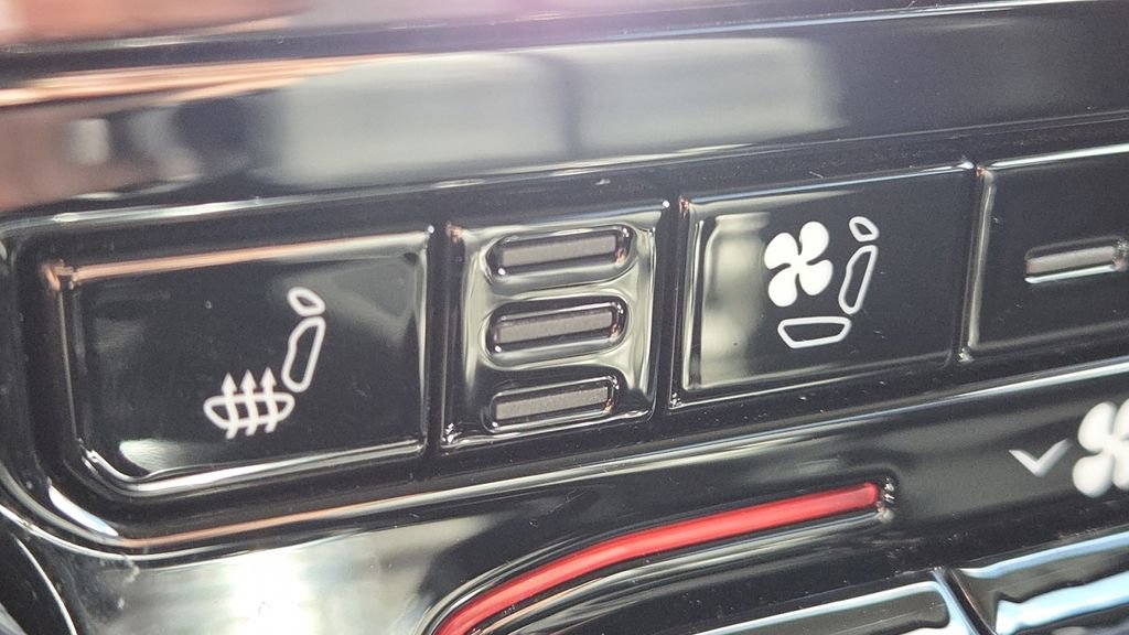 Used 2023 Jeep Grand Cherokee L Limited w/ Luxury Tech Group II image 7