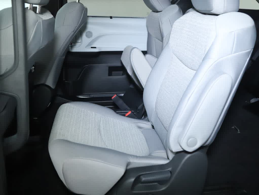 Certified 2026 Toyota Sienna LE AWD/4WD image 13