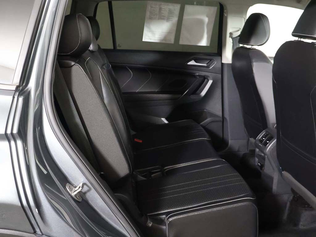 Used 2024 Volkswagen Tiguan SE w/ Panoramic Sunroof Package FWD image 33