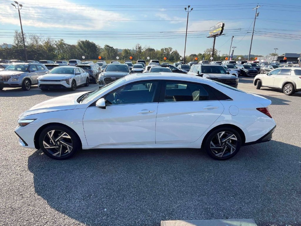 Used 2025 Hyundai Elantra SEL FWD image 28