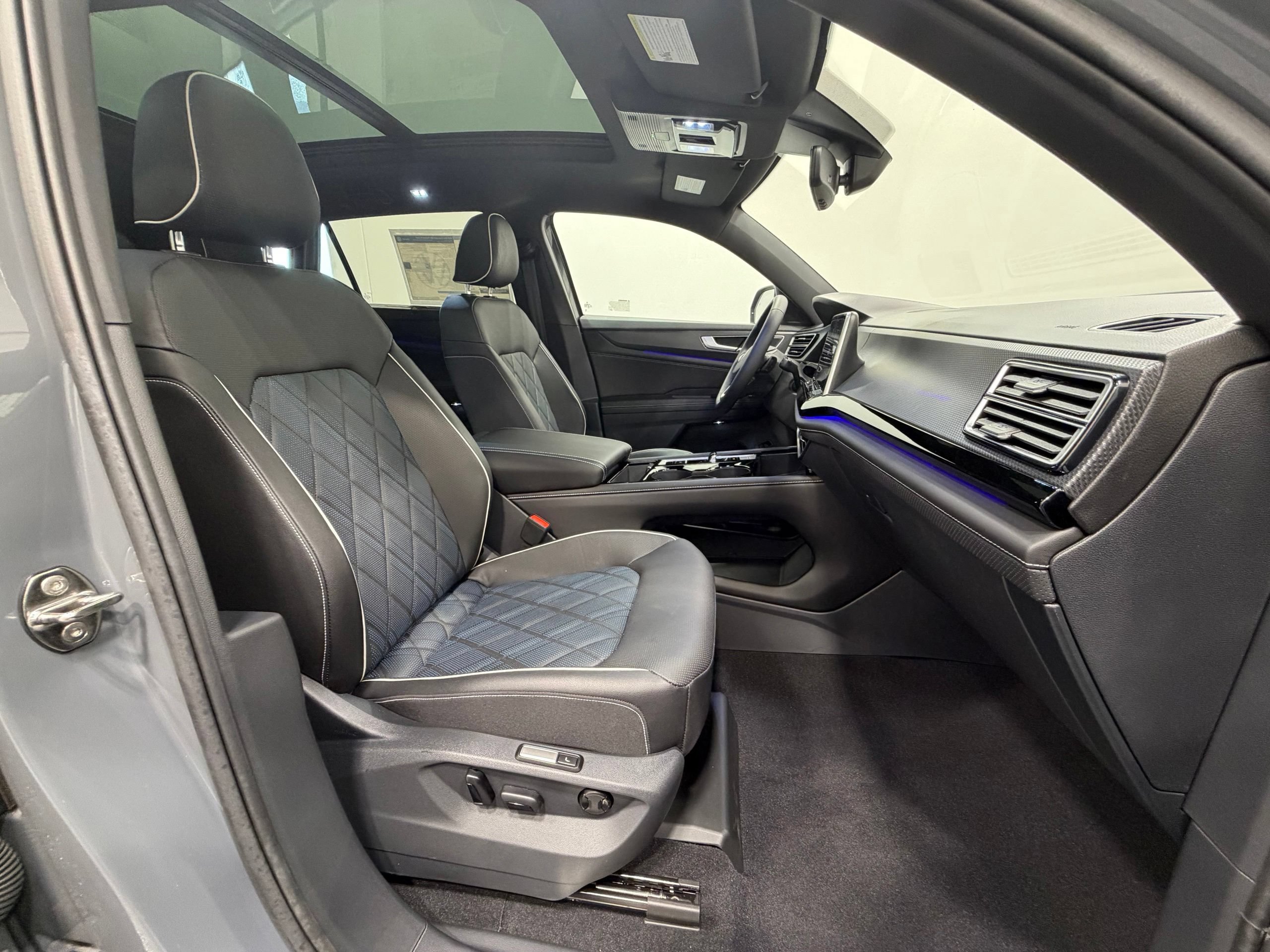 New 2026 Volkswagen Atlas Cross Sport SEL Premium R-Line AWD/4WD image 30