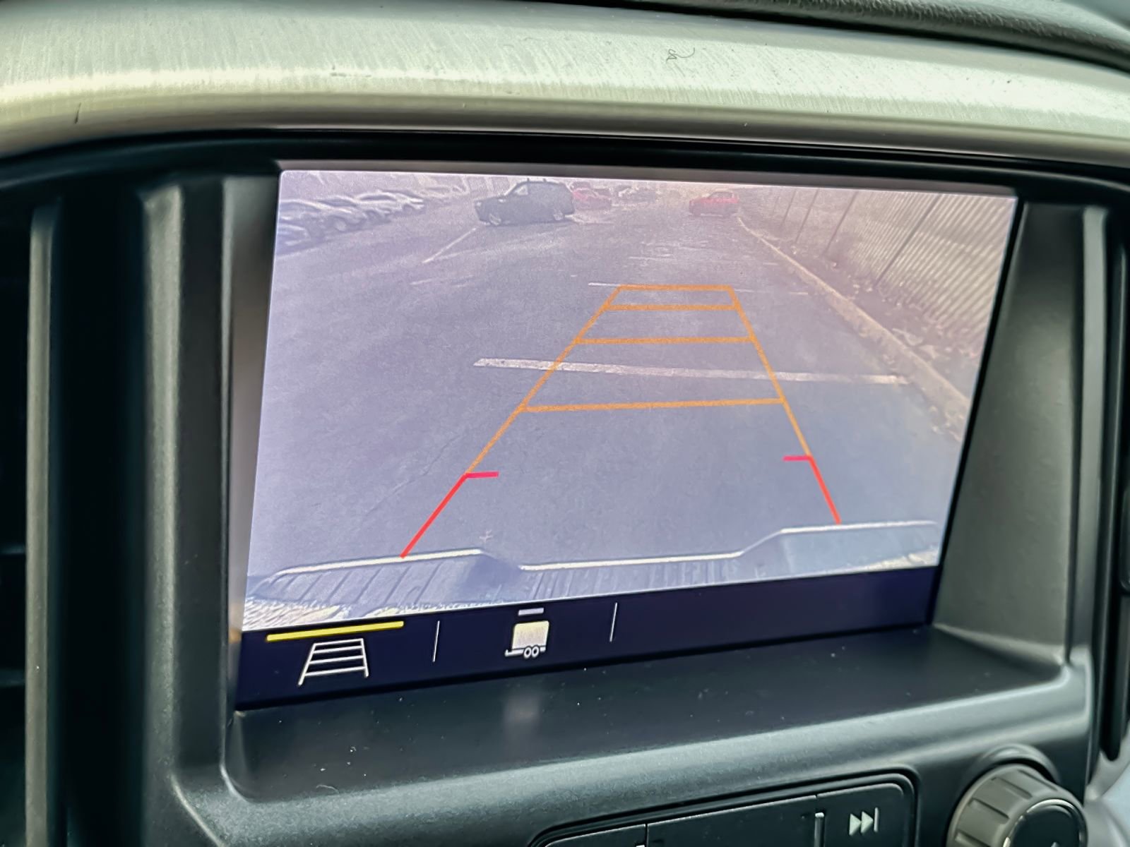 Used 2020 GMC Canyon SLE w/ Driver Alert Package image 18