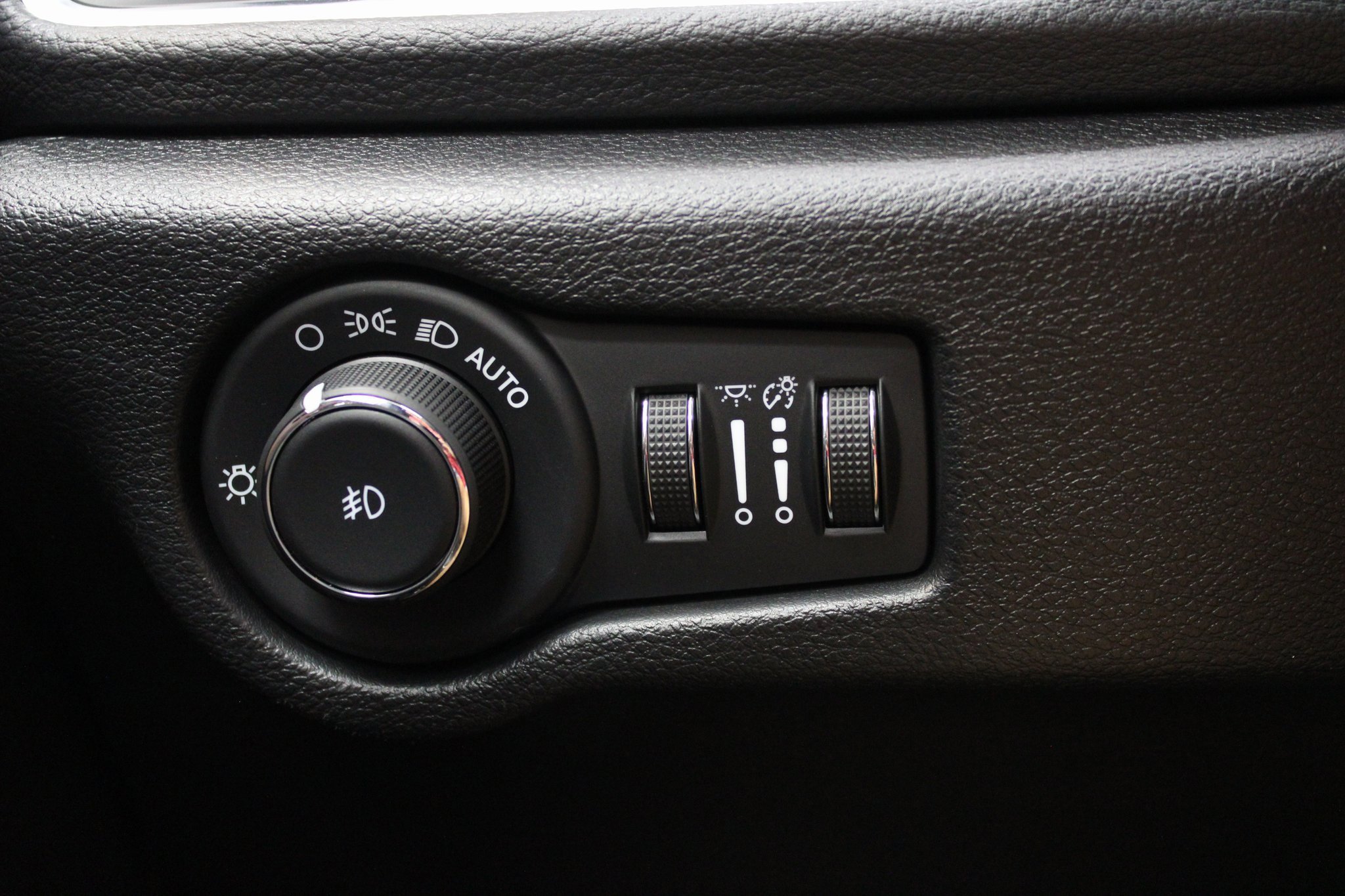 Used 2025 Chrysler Pacifica Limited image 45