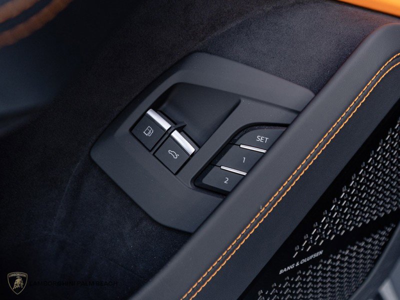 Used 2025 Lamborghini Urus SE image 33
