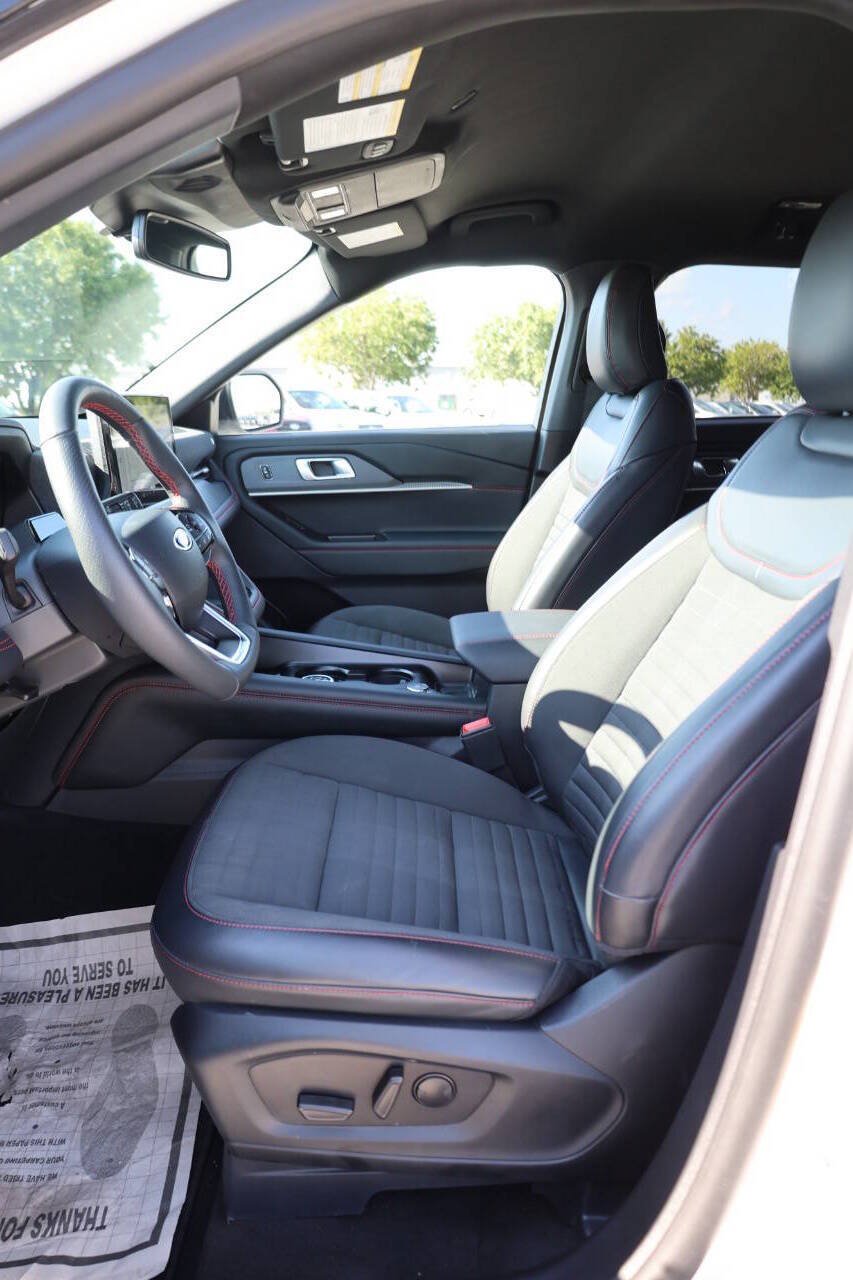 Used 2025 Ford Explorer ST-Line w/ Premium Package AWD/4WD image 13