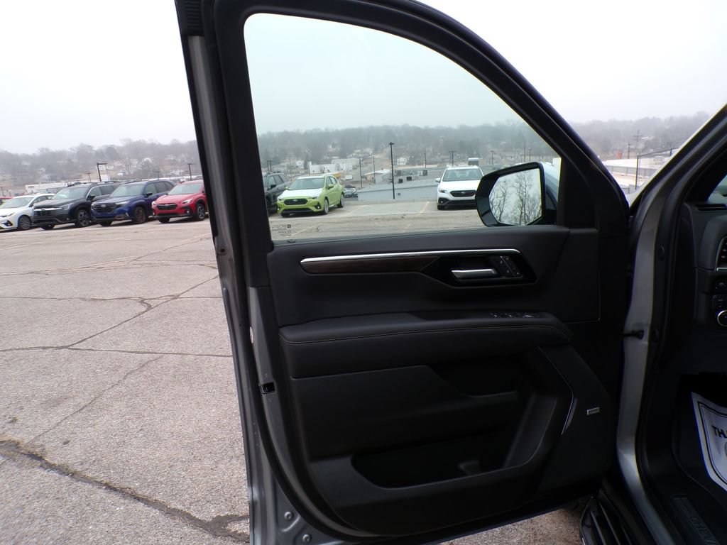 Used 2025 Chevrolet Tahoe Premier AWD/4WD image 12
