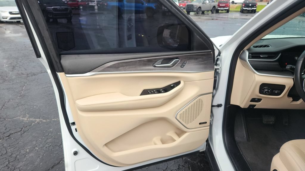 Used 2022 Jeep Grand Cherokee Limited AWD/4WD image 16