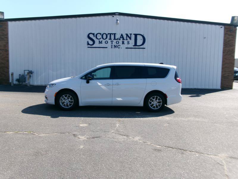 Used 2025 Chrysler Pacifica Select