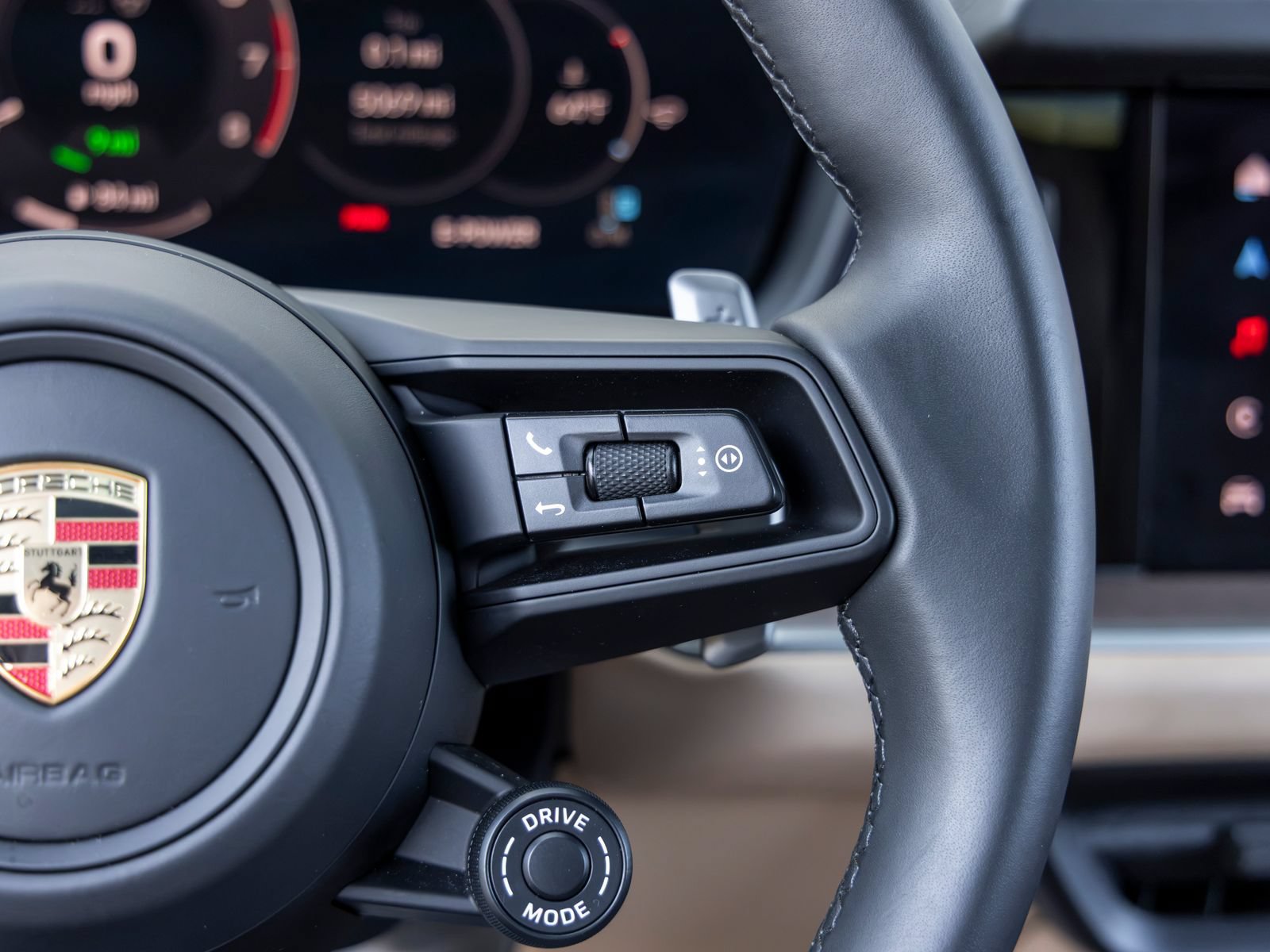 Certified 2025 Porsche Cayenne S AWD/4WD image 40