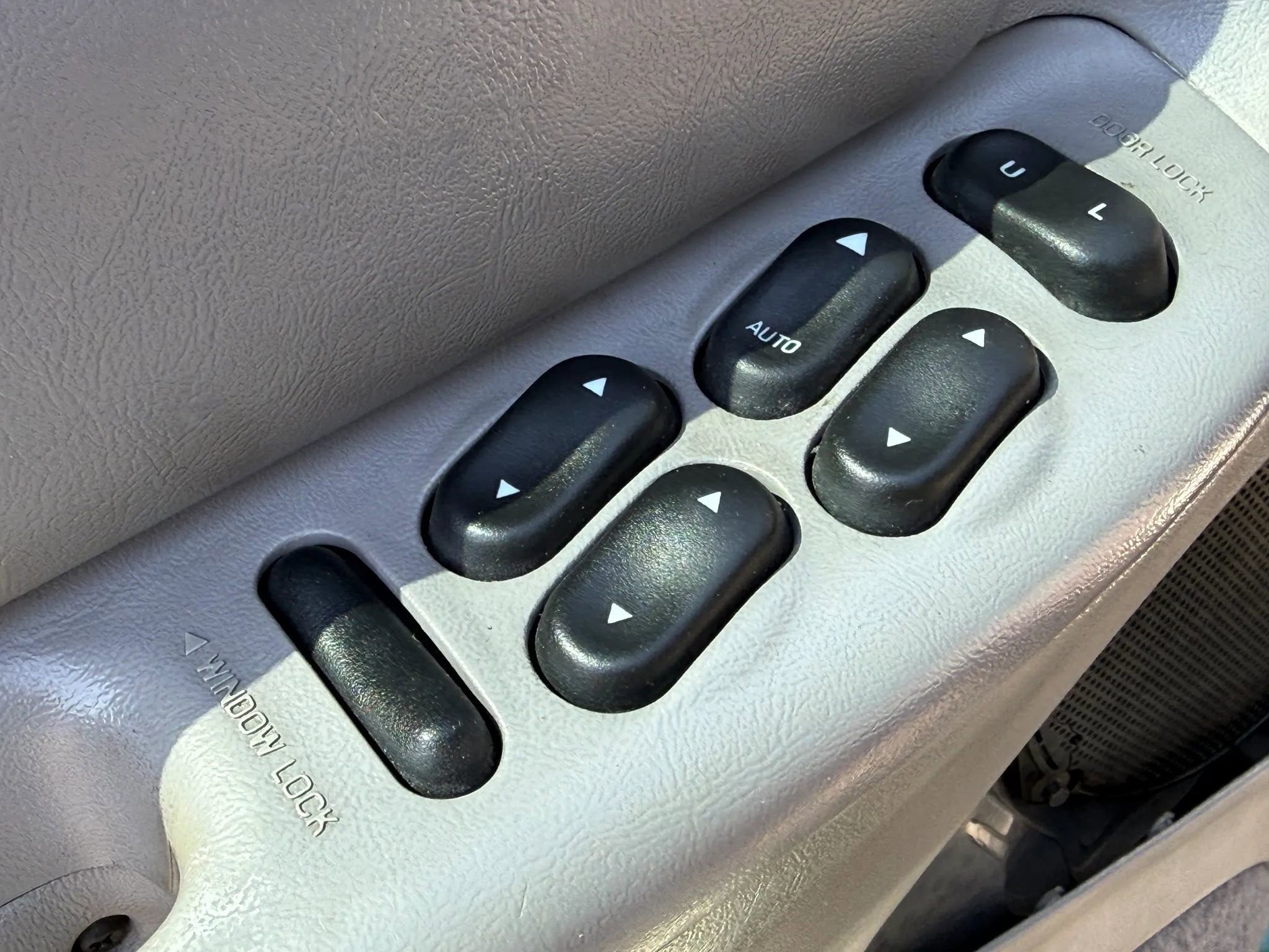 Used 2000 Ford Explorer XLT AWD/4WD image 23