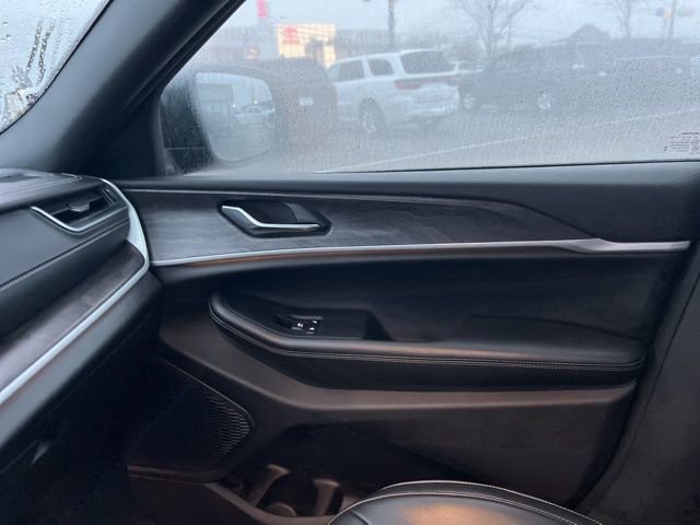 Used 2025 Jeep Grand Cherokee L Limited image 31