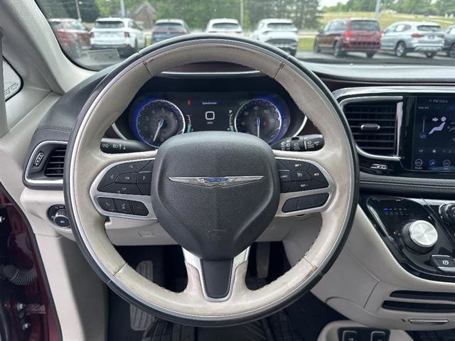 Used 2020 Chrysler Pacifica Limited FWD image 11