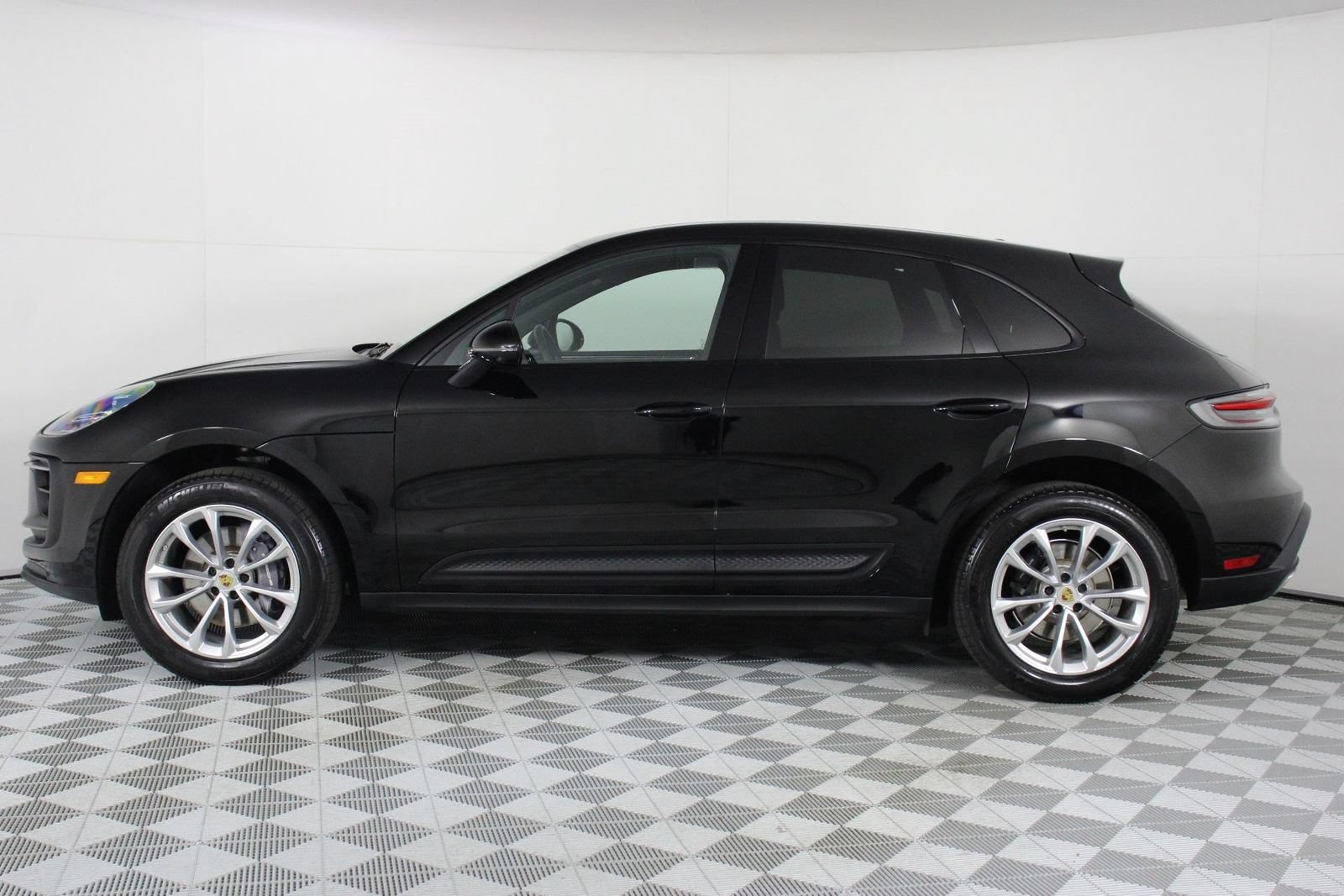 Certified 2026 Porsche Macan AWD/4WD image 2