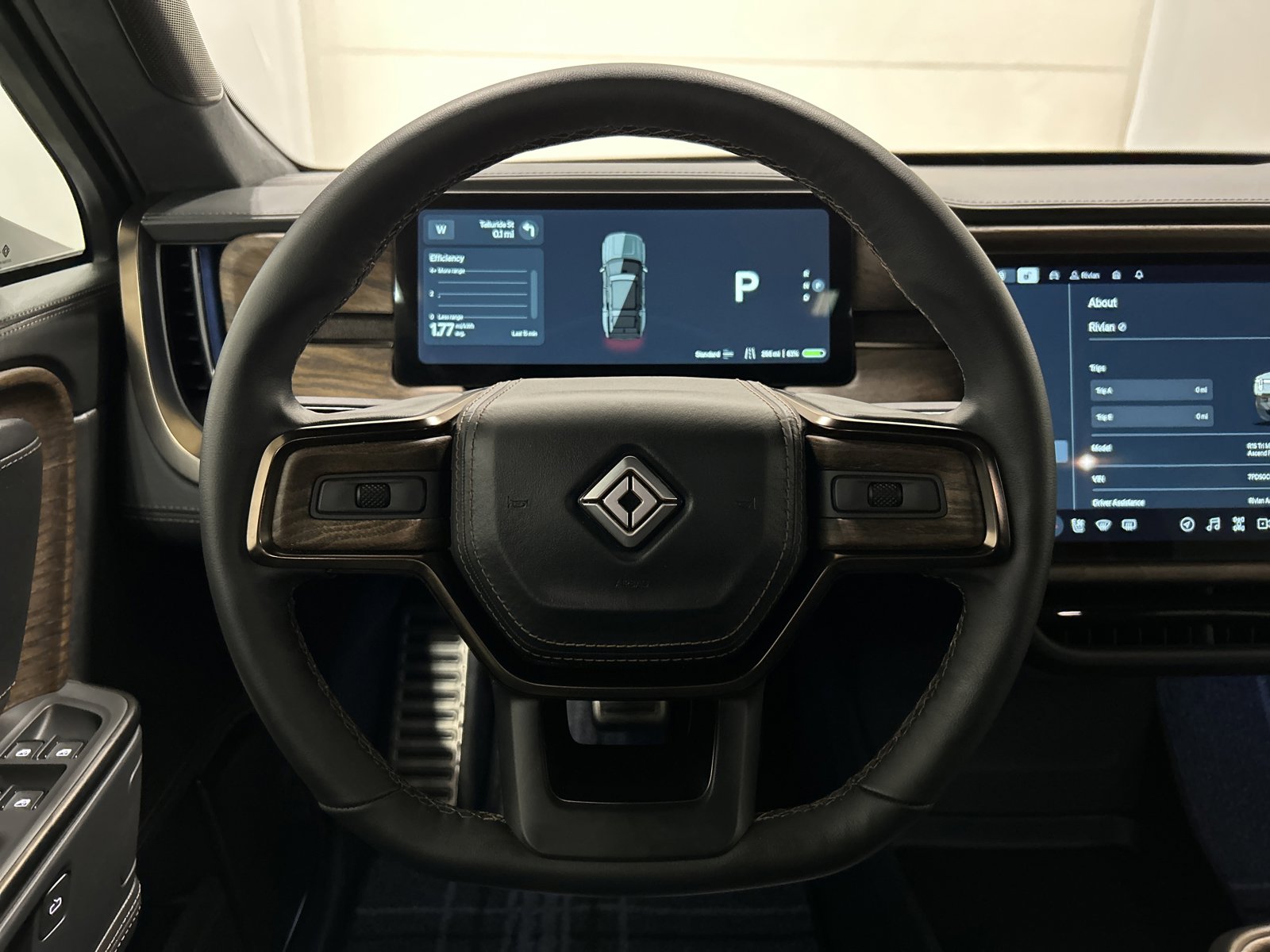 Used 2025 Rivian R1S Premium image 28