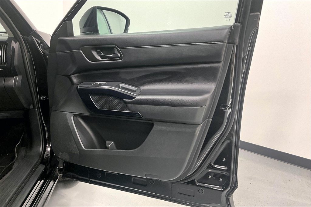Used 2025 Nissan Pathfinder SV FWD image 18