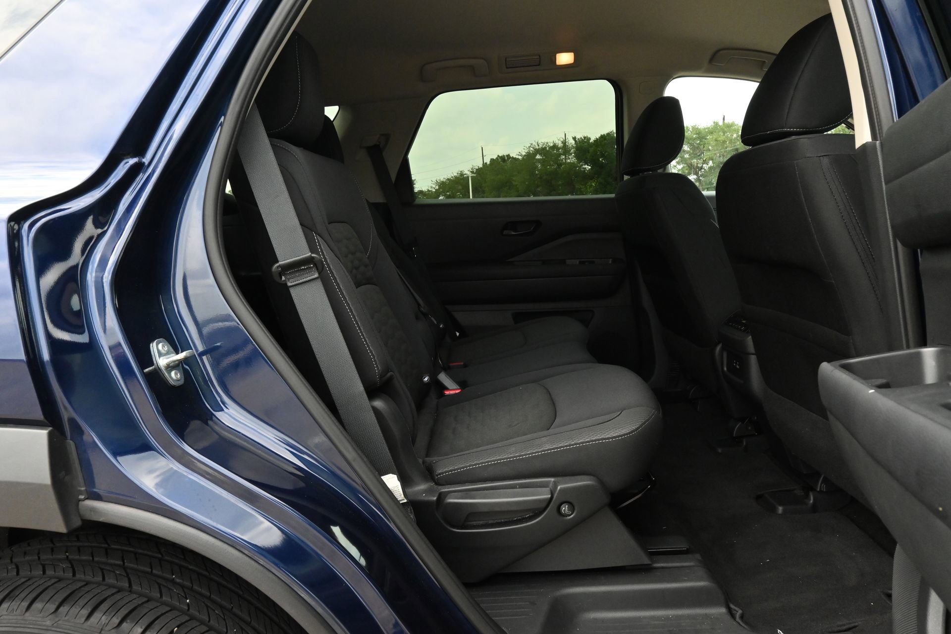 Used 2025 Nissan Pathfinder SV FWD image 24