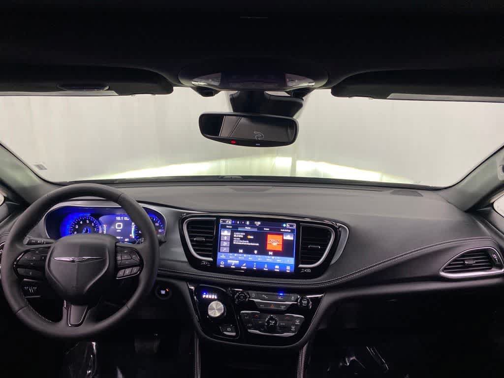 Used 2025 Chrysler Pacifica Limited FWD image 12