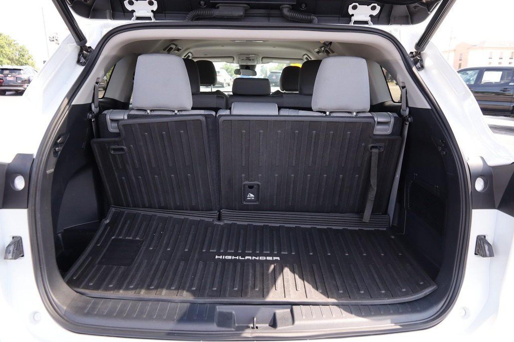 Used 2022 Toyota Highlander LE AWD/4WD image 7