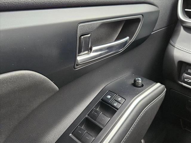 Used 2020 Toyota Highlander XLE image 16