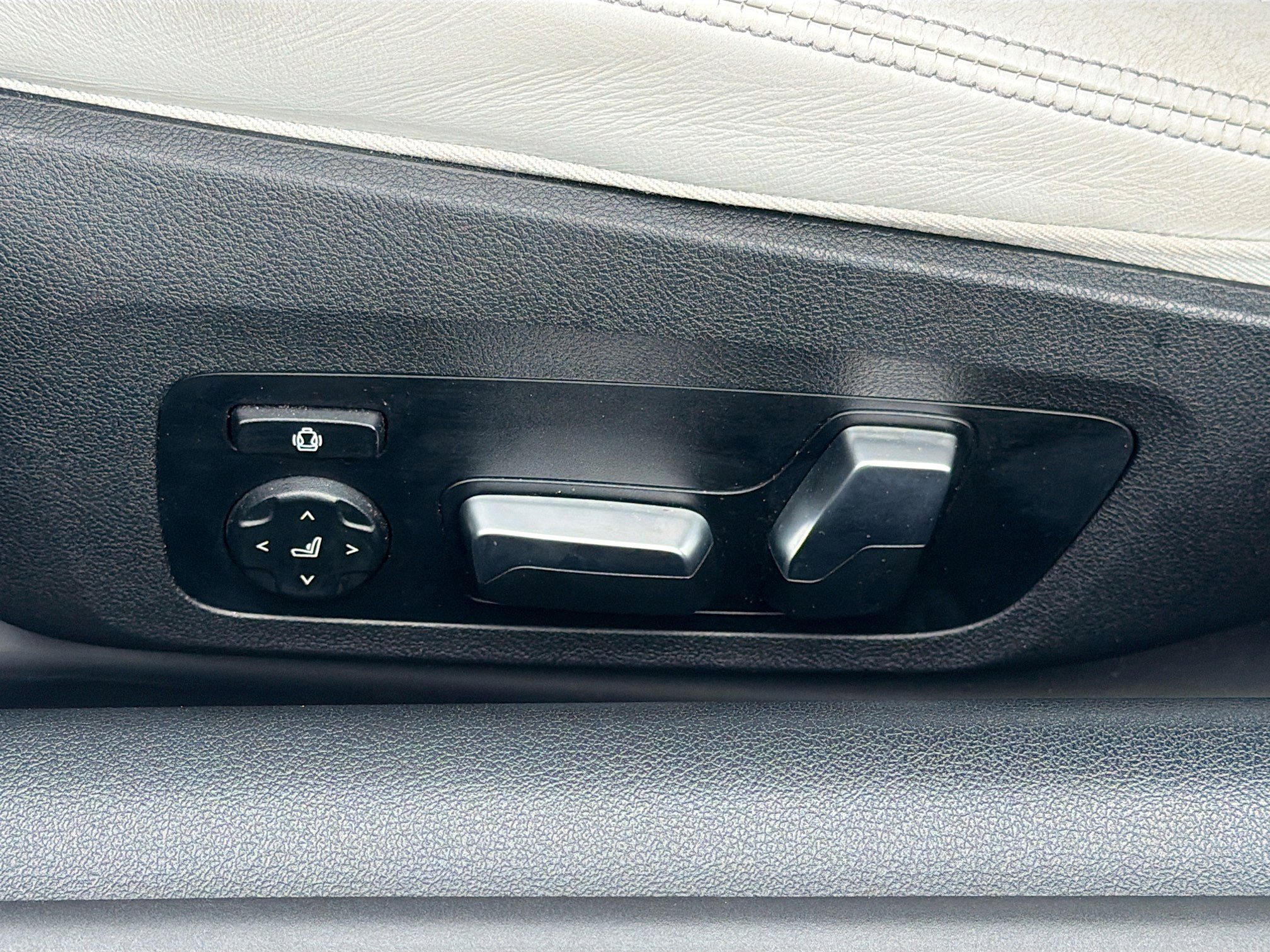 Used 2020 BMW M8 Convertible w/ Driving Assistance Package image 23