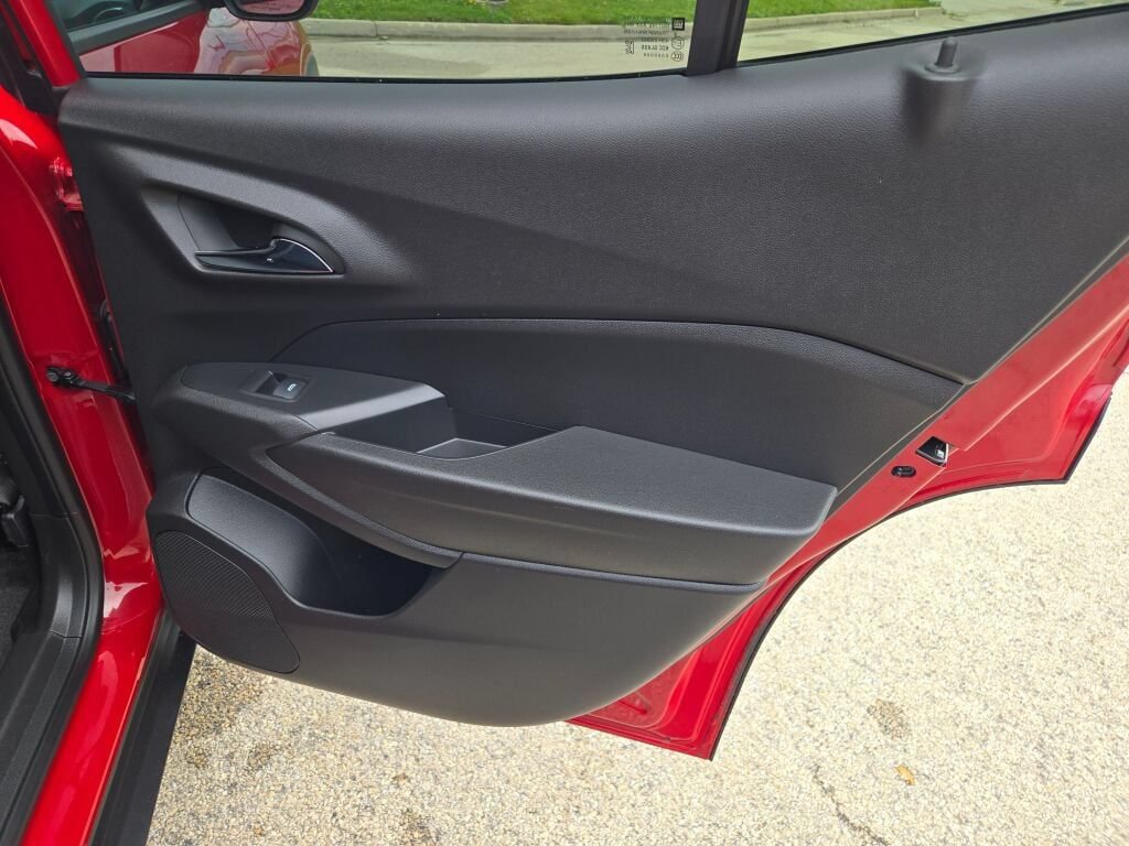 Used 2026 Chevrolet Trax LT w/ LT Convenience Package FWD image 8